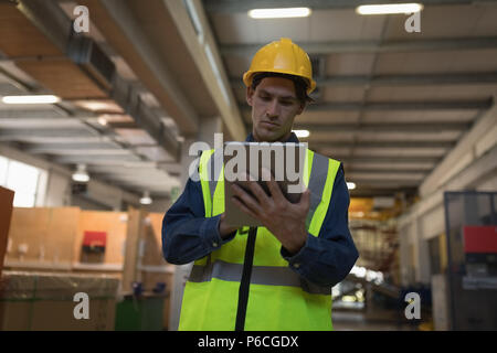 Travailleur homme using digital tablet at station solaire Banque D'Images