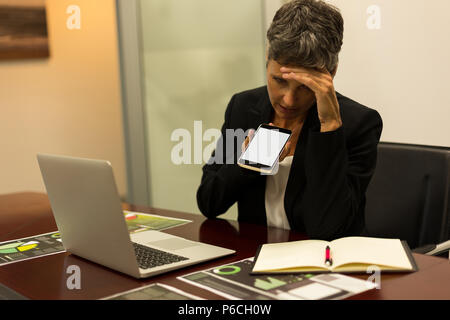 Mature businesswoman talking on mobile phone Banque D'Images