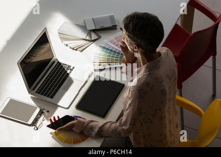 Graphic Designer travaillant au bureau Banque D'Images