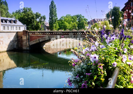 Vue panoramique d'un pont et canal de l'eau à Strasbourg, France Banque D'Images