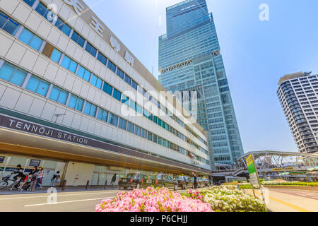 Osaka, Japon - 30 Avril 2017 : Abeno Harukas emblématique, le plus haut gratte-ciel au Japon. L'édifice se dresse au sommet d'Osaka Kintetsu Abenobashi près de la gare JR Osaka. La ville d'Osaka. Banque D'Images