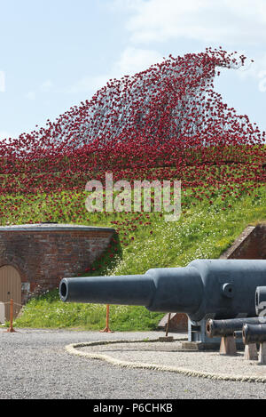 L 'Wave' coquelicots en céramique à Fort Nelson, Portsmouth, Hampshire, Royaume-Uni. Une partie de la 'Blood a balayé les terres et les mers de l'installation d'art Red' Banque D'Images