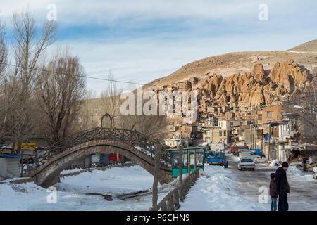 Le petit village de Kandovan près de Tabriz, dans le Nord de l'Iran. Aussi connu sous le nom de Cappadoce Irans en raison de ses formations rocheuses uniques que les sections locales et a cédé o Banque D'Images