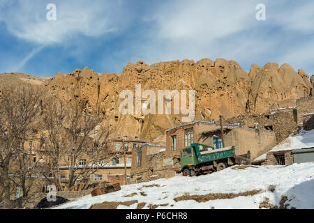 Le petit village de Kandovan près de Tabriz, dans le Nord de l'Iran. Aussi connu sous le nom de Cappadoce Irans en raison de ses formations rocheuses uniques que les sections locales et a cédé o Banque D'Images