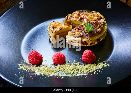 Tranche de gâteau au fromage à la vanille décoré d'écrimage apple Banque D'Images