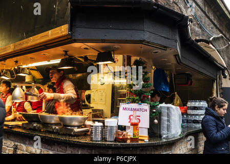 Londres, ANGLETERRE - 31 décembre 2017 : Chefs à un stand de nourriture chinoise ou orientale dans la région de Camden Lock Market ou Camden Town avec les gens autour de Londres, Banque D'Images