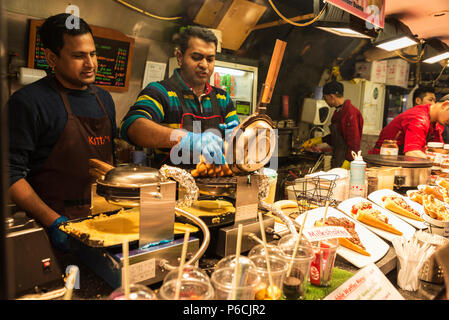 Londres, ANGLETERRE - 31 décembre 2017 : Chefs à un stand de nourriture chinoise ou orientale dans la région de Camden Lock Market ou Camden Town avec les gens autour de Londres, Banque D'Images