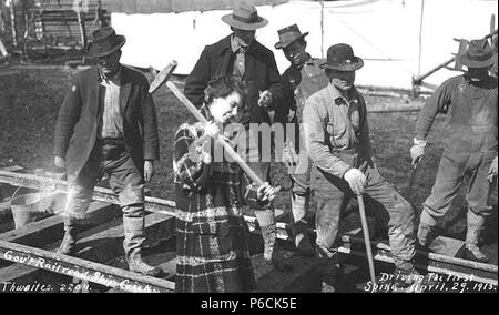. Anglais : femme conduit sur le premier pic dans la construction de l'Alaska Railroad, Ship Creek, 1915 . Anglais : Légende sur l'image : Conduire le Premier épi, le 29 avril 1915. Gov't Railroad, Ship Creek . PH Coll 247,465 en 1915, le président Woodrow Wilson a autorisé des fonds pour la construction de l'Alaska Railroad. Ship Creek Landing a été choisi comme siège de cet effort, coordonné par la nouvelle Commission de l'ingénierie de l'Alaska. Une "Ville des Tentes" surgirent dans le désert à l'embouchure du ruisseau de navires, et bientôt a bondi à une population de plus de 2 000. Le 9 juillet 1915, l'ancrage d'un lotissement urbain Banque D'Images