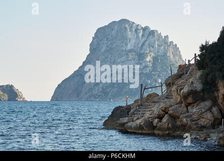 Vue pittoresque sur l'île mystérieuse de Es Vedra. L'île d'Ibiza. Îles Baléares. Espagne Banque D'Images