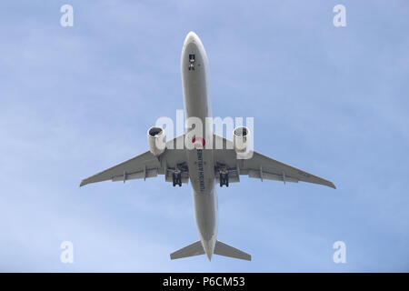ISTANBUL, TURQUIE - 10 mars 2018 : Turkish Airlines Boeing 777-3F2ER (CN) 44129 L'atterrissage pour l'aéroport Ataturk d'Istanbul. Ta est le porte-drapeau de la Turquie Banque D'Images