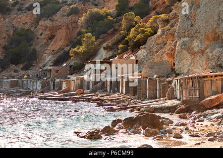 Cala d'Hort plage et voile les garages. L'île d'Ibiza, Baléares. Espagne Banque D'Images