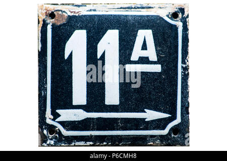 Grunge altérés square metal plaque émaillée de nombre d'adresse avec numéro 11 libre isolé sur fond blanc Banque D'Images