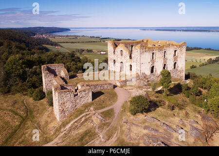Vue aérienne de l'suédois château Brahehus Granna ruines près de la ville donnant sur le lac Vattern. Banque D'Images