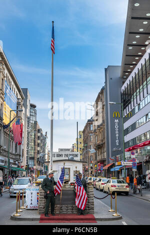 Au cours de la 'guerre froide' le Checkpoint Charlie était l'un des plus célèbres des frontières dans le monde. De nos jours, il est une attraction touristique majeure dans Banque D'Images