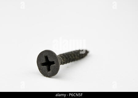 Tête de vis sur un tableau blanc. Accessoires pour raccords à vis. Fond clair. Banque D'Images