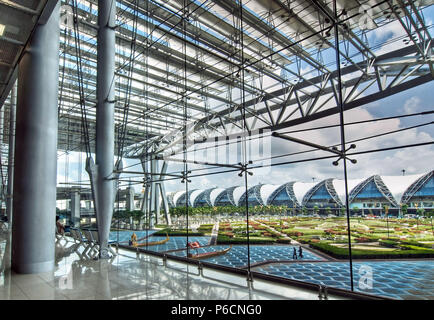 Un concentrateur de voyage de l'Asie, le verre, l'acier inoxydable tissu tendu faire la superstructure de l'architecture de l'Aéroport International Suvarnabhumi de Bangkok. Banque D'Images