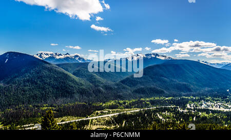 Pics escarpés de la chaîne des Cascades sur la frontière US-Canada vu de la Cascade Lookout point dans ce parc provincial Manning en BB Canada Banque D'Images