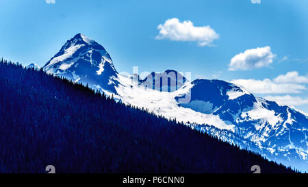 Pics escarpés de la chaîne des Cascades sur la frontière US-Canada vu de la Cascade Lookout point dans ce parc provincial Manning en BB Canada Banque D'Images