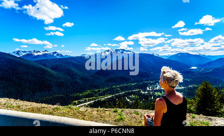 Senior Woman profité de la vue de l'pics escarpés de la chaîne des Cascades sur la frontière US-Canada, vues du parc Manning en C.-B. Canada Banque D'Images