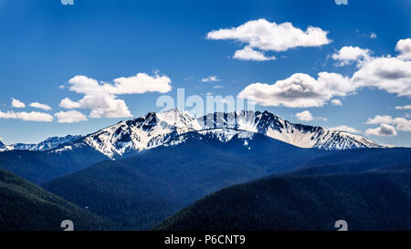 Pics escarpés de la chaîne des Cascades sur la frontière US-Canada vu de la Cascade Lookout point dans ce parc provincial Manning en BB Canada Banque D'Images