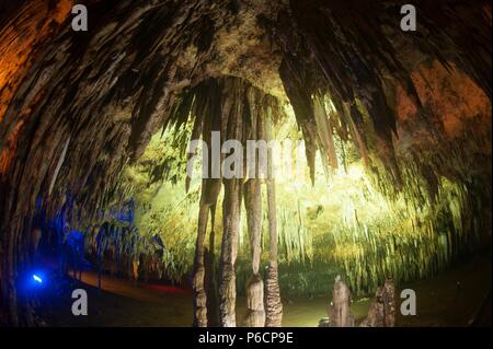 Les formations calcaires colorés à Khao Bin Cave en Thaïlande. Banque D'Images