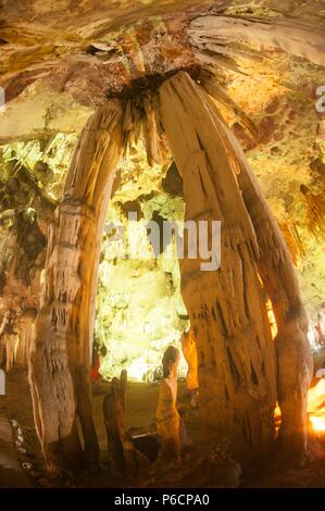 Les formations calcaires colorés à Khao Bin Cave en Thaïlande. Banque D'Images