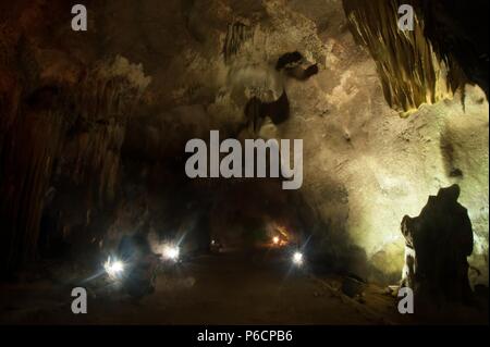 Les formations calcaires colorés à Khao Bin Cave en Thaïlande. Banque D'Images