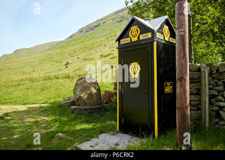 Vieux téléphone aa boîte avec sol en bois poteau télégraphique sur dunmail soulever dans le lake district cumbria england uk Banque D'Images