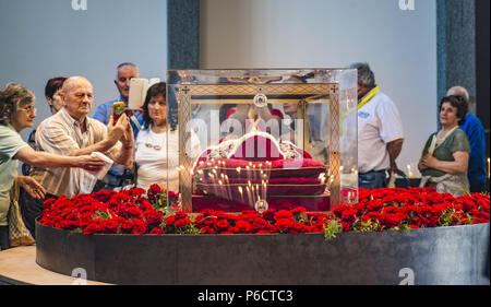 Des milliers de personnes visitent le corps du pape Jean XXIII à Bergame, Italie comprend : Atmosphère Où : Bergame, Italie Quand : 29 mai 2018 Credit : IPA/WENN.com **Uniquement disponible pour publication au Royaume-Uni, USA, Allemagne, Autriche, Suisse** Banque D'Images