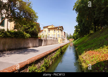 La vieille ville de Lucques cityscape avec canal le long de la rue étroite et les murs de la ville fortifiée, Toscane, Italie Banque D'Images