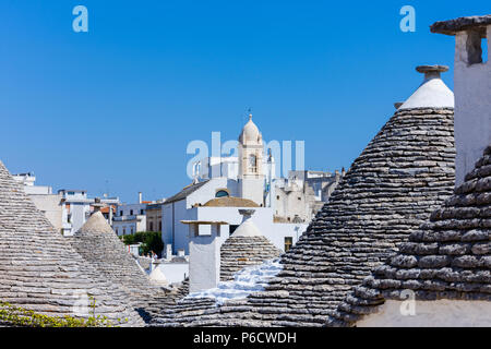 Église dans une petite ville d'Alberobello, dans les Pouilles, en Italie. Célèbre pour ses bâtiments des bâtisses. Banque D'Images