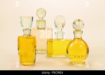 Plusieurs parfums vintage avec le bouchon en verre Banque D'Images