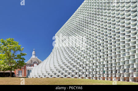 Serpentine Gallery Pavilion 2016. Structure temporaire de cubes en fibre de verre en forme de montagnes ondulantes. Beaucoup comme le mur de Rose Banque D'Images