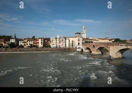 Le Ponte Pietra (Italien pour 'Stone Bridge'), une fois connue sous le nom de Pons Marmoreus, arc romain est un pont traversant la rivière Adige à Vérone, Italie. L Banque D'Images