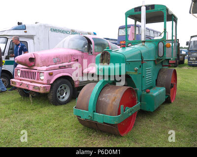 Rouleau compresseur diesel et d'autres véhicules tous besoin de TLC à Fir Park show Wings and Wheels Banque D'Images