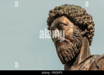 Ancienne statue de l'empereur Marc Aurèle, une réplique en bronze de la 2ème ANNONCE de siècle statue dans le centre de la Place du Capitole à Rome (avec copie espace) Banque D'Images