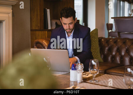 Businessman using laptop Banque D'Images