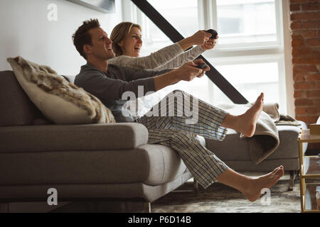 Couple de jeux vidéo dans la salle de séjour Banque D'Images