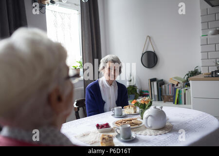 Senior friends interagissant les uns les autres sorcières pendant le petit-déjeuner Banque D'Images