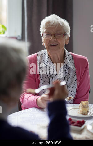 Senior friends interagissant les uns les autres sorcières pendant le petit-déjeuner Banque D'Images