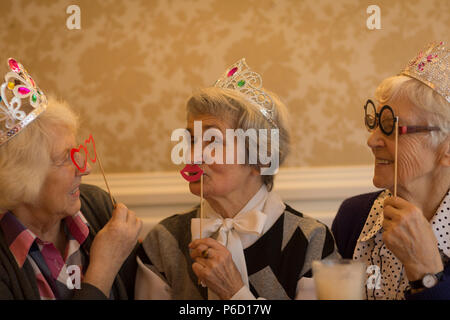 Senior friends having fun at home Banque D'Images