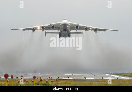 Antonov An-225 Mriya avion décolle de l'aéroport am See à Kiev, Ukraine. Cet avion cargo géant est le plus gros avion jamais construit. L'été Banque D'Images
