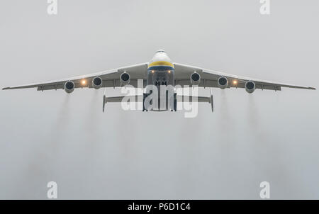 Antonov An-225 Mriya avion décolle de l'aéroport am See à Kiev, Ukraine. Cet avion cargo géant est le plus gros avion jamais construit. L'été Banque D'Images
