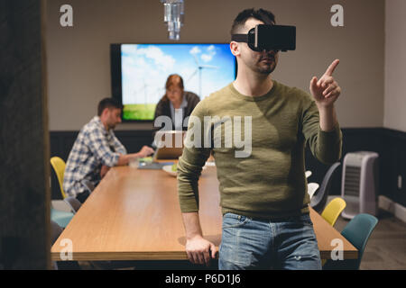 Portrait casque de réalité virtuelle dans la salle de réunion Banque D'Images