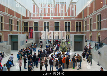 Amsterdam, Pays-Bas - Mai 2018 : les visiteurs dans un hall principal du nouvel atrium du Rijksmuseum. Entrée au musée, décorations de plafond massive et les gens en néerlandais musée national. Banque D'Images