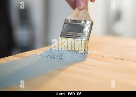 Male carpenter peinture d'un tableau Banque D'Images