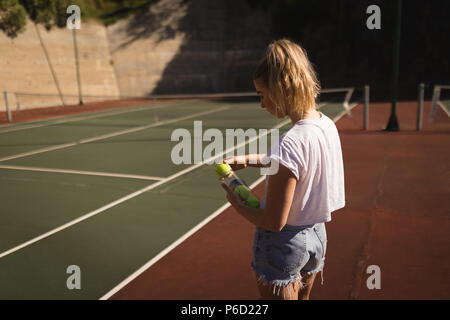 Femme dépose de balle de tennis balle de tennis cas Banque D'Images