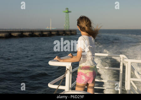 Woman standing on cruise ship Banque D'Images