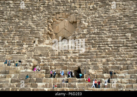 Les touristes entrer la Grande Pyramide (pyramide de Chéops, pyramide de Khéops) par le tunnel des voleurs, Giza, Egypte. Banque D'Images