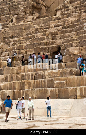 Les touristes entrer la Grande Pyramide (pyramide de Chéops, pyramide de Khéops) par le tunnel des voleurs, Giza, Egypte. Banque D'Images